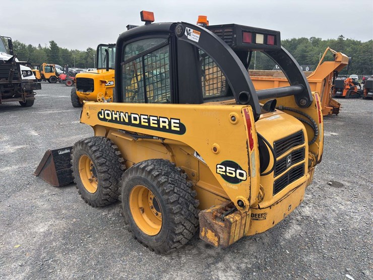 2001-john-deere-250-image-3