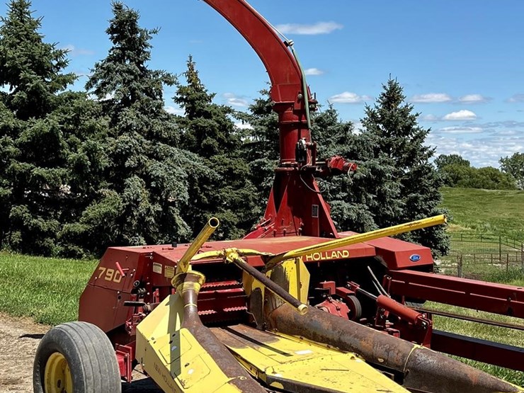 new-holland-790-image-1