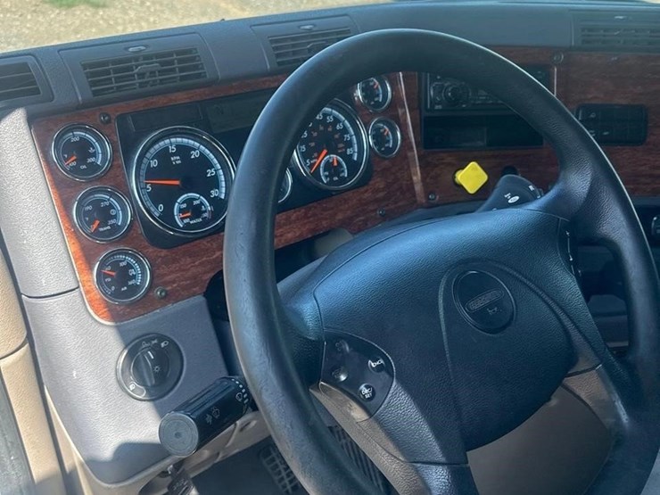 2015-freightliner-cascadia-113-image-21