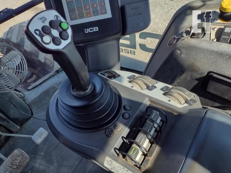 jcb-fastrac-8280-image-8