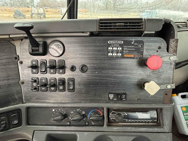 2009-freightliner-columbia-120-image-48
