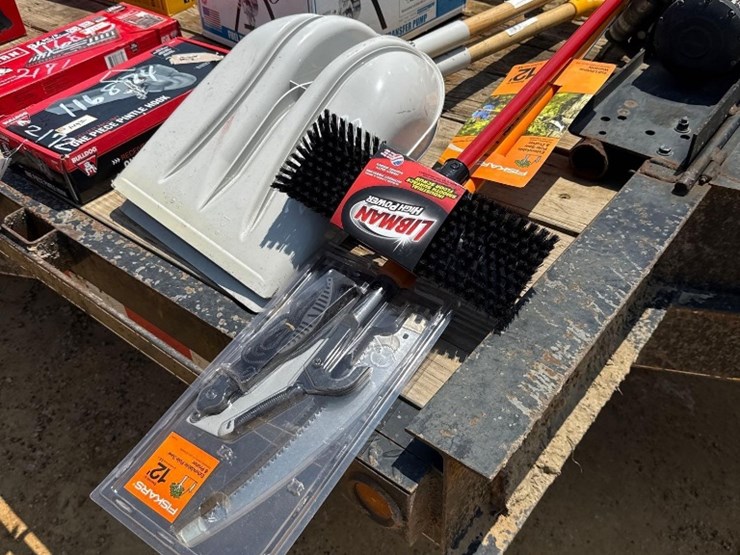 2173---2-shovels,-brush,-&-pole-saw-image-3