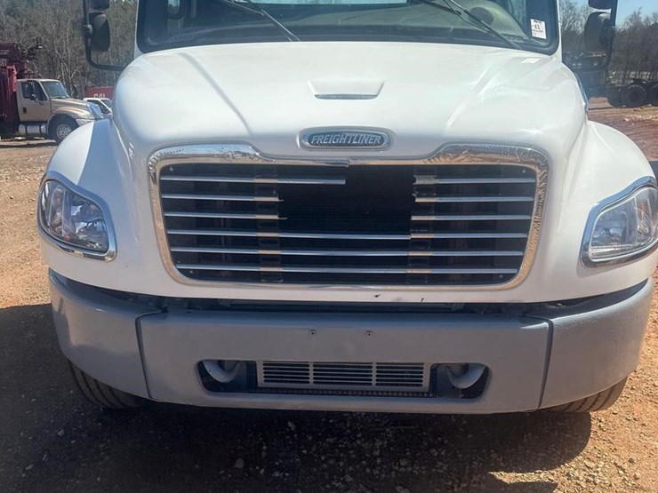 2013-freightliner-business-class-m2-106-image-2