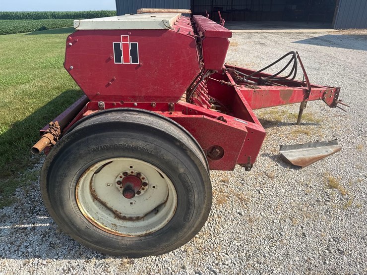 18x7-ih-510-grain-drill-image-6