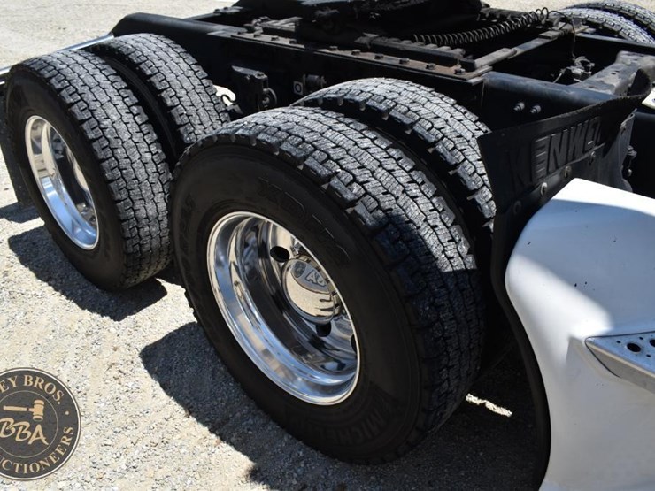 2011-kenworth-t660-image-30