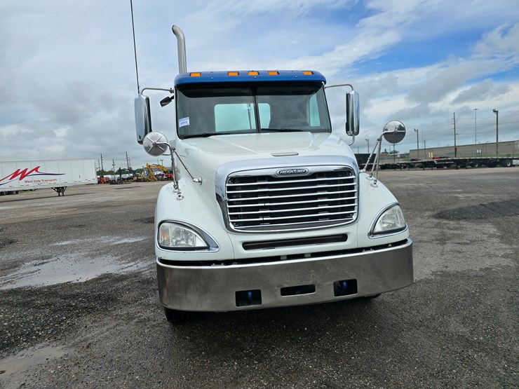 2018-freightliner-columbia-120-image-33