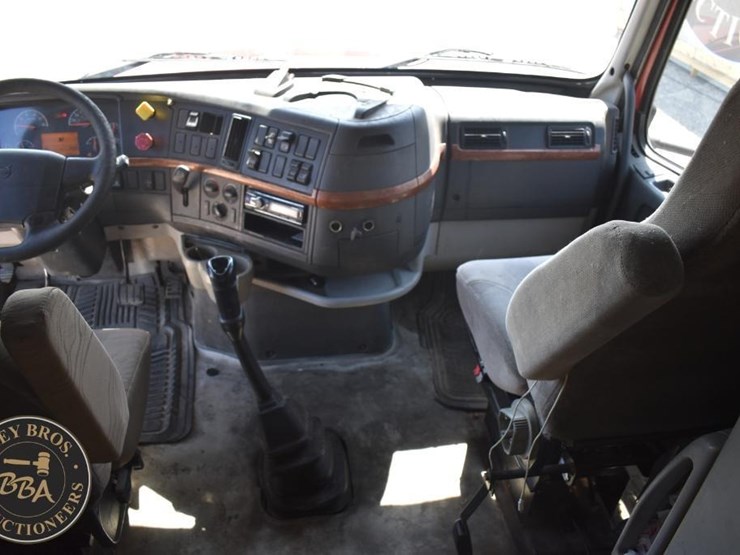 2005-volvo-vnl64t670-image-77