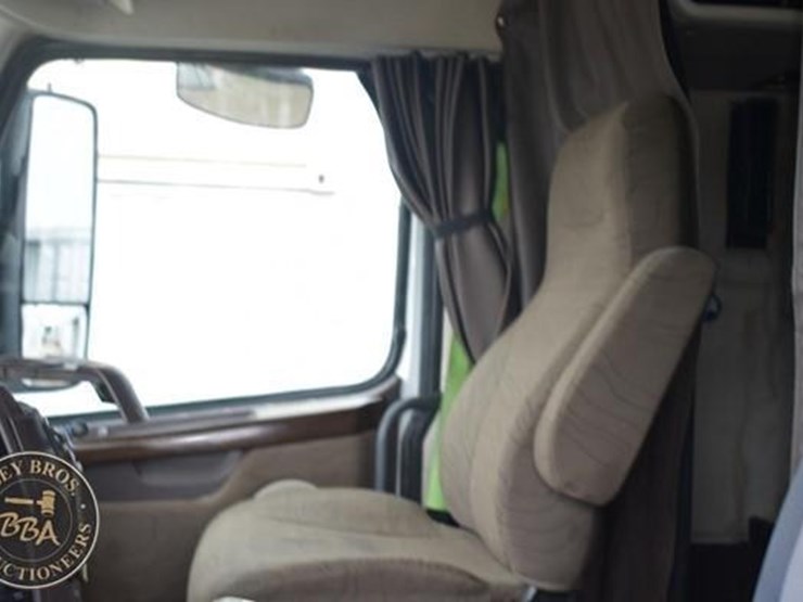2014-volvo-vnl64t670-image-59