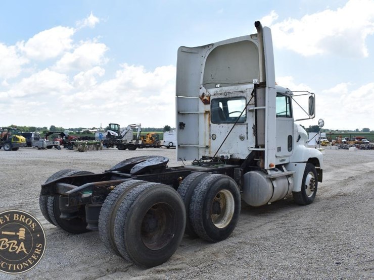 1999-freightliner-fld112-image-18