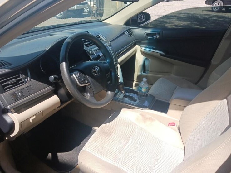 2012-toyota-camry-hybrid-le-runs/moves-image-5