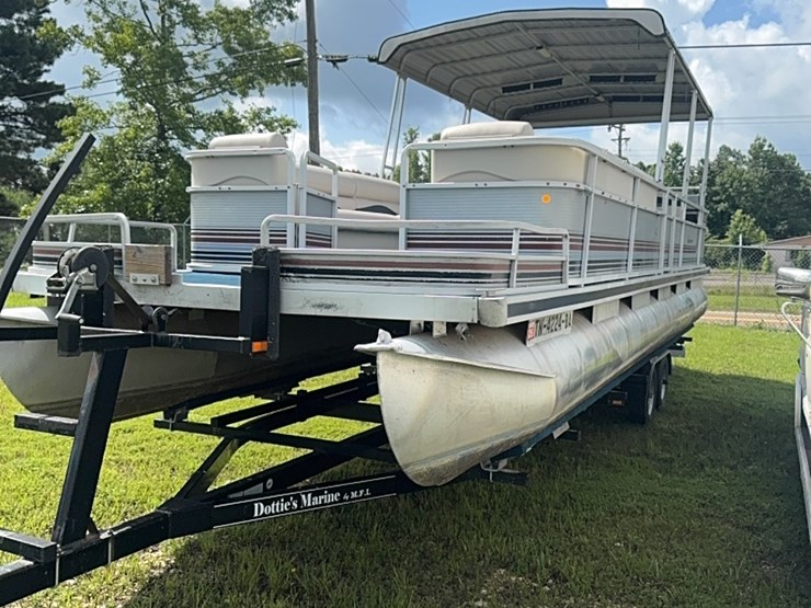 28-foot-pontoon-boat-image-1