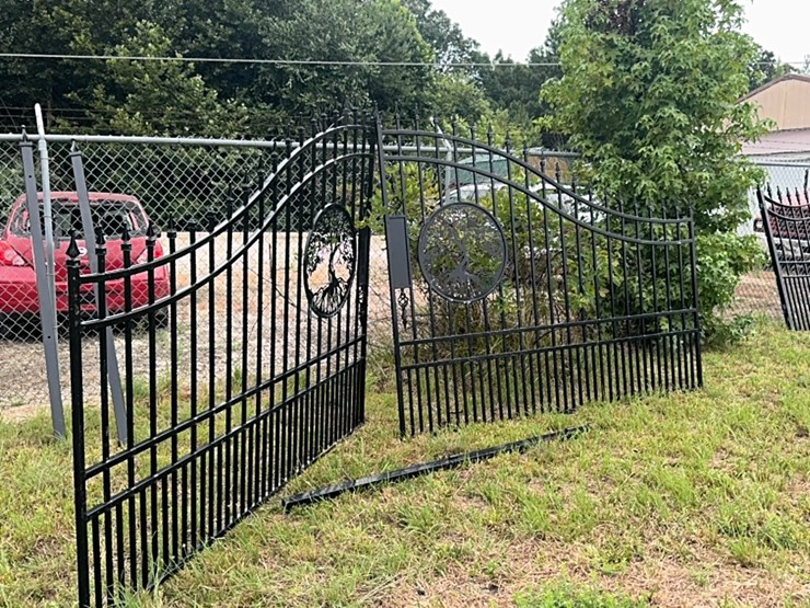 two-8-foot-gates-with-tree-cut-out-image-2