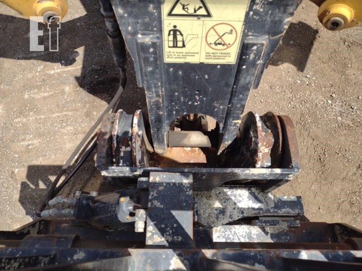 2017-caterpillar-tl1055d-image-14