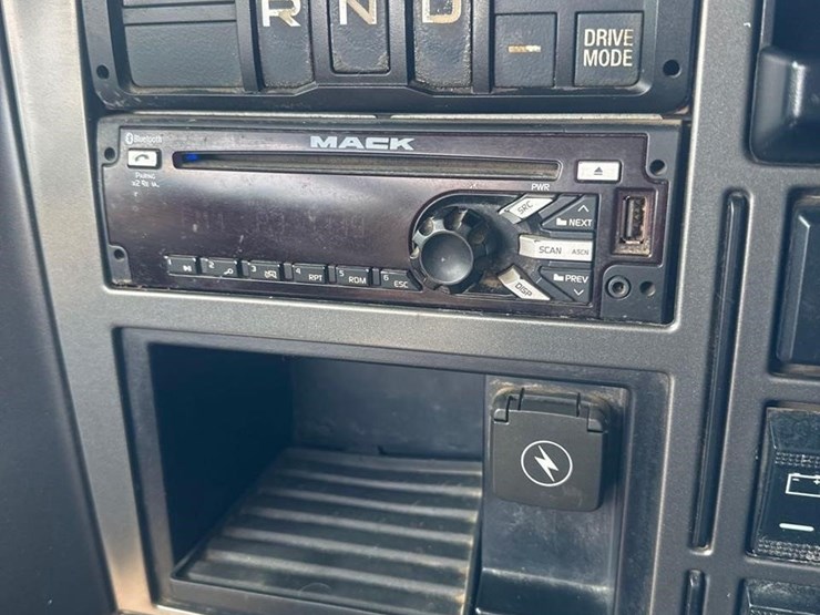 2021-mack-granite-64fr-image-28