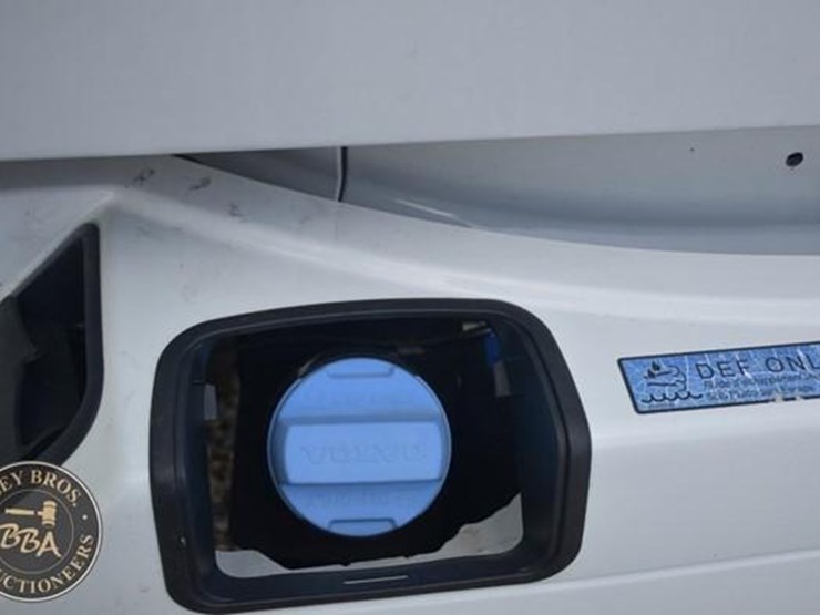 2014-volvo-vnl64t670-image-55