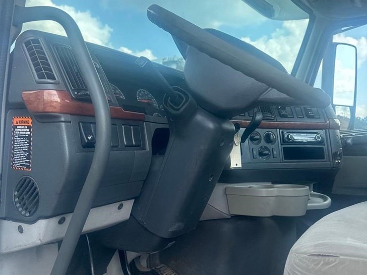 2008-volvo-vnl64t300-image-12