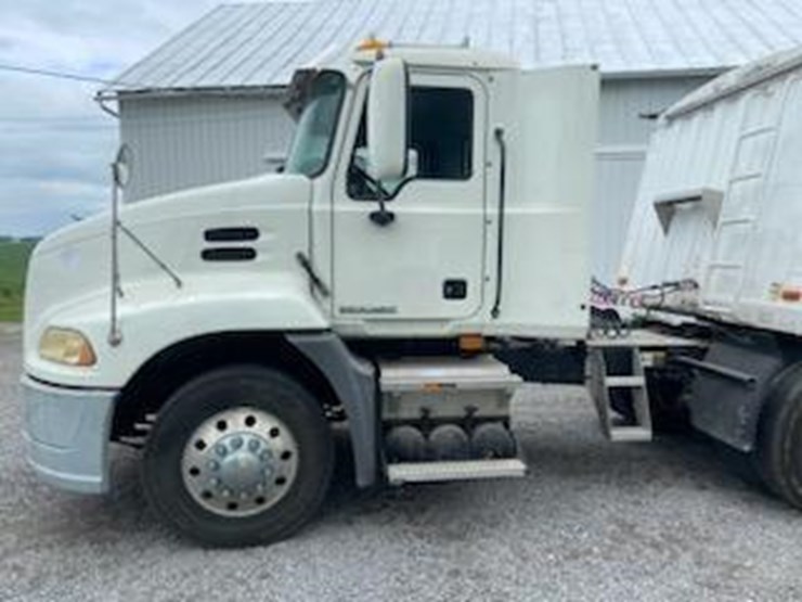 2009-mack-pinnacle-cxu613-image-1