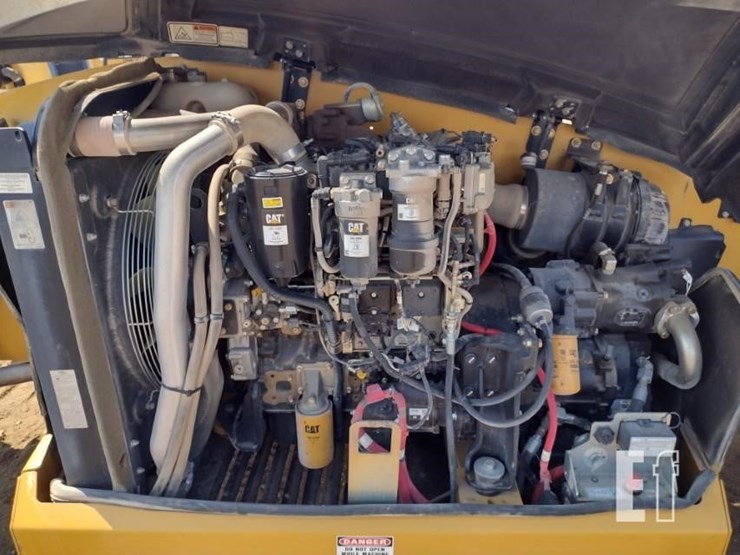2019-caterpillar-tl1055d-image-25