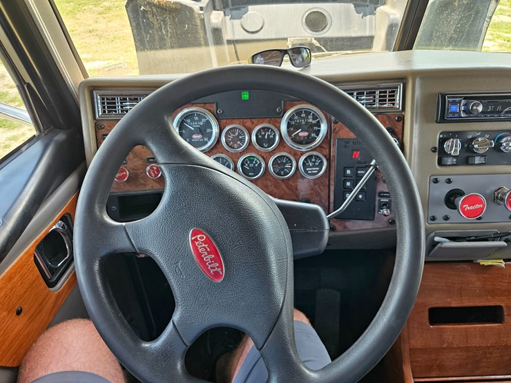 2007-peterbilt-335-image-74