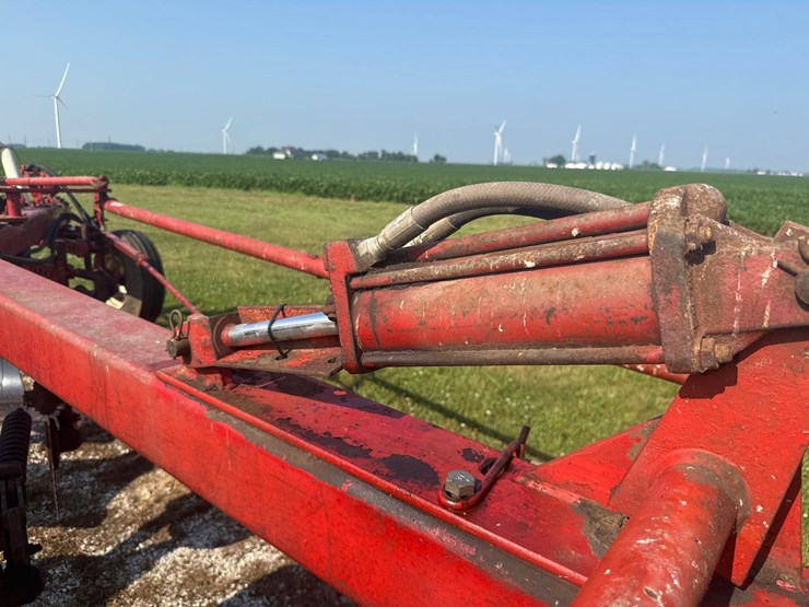 6x18-ih-720-on-land-plow-image-10