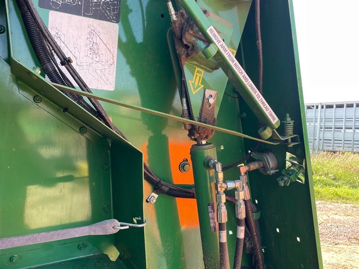 2023-john-deere-560m-image-41