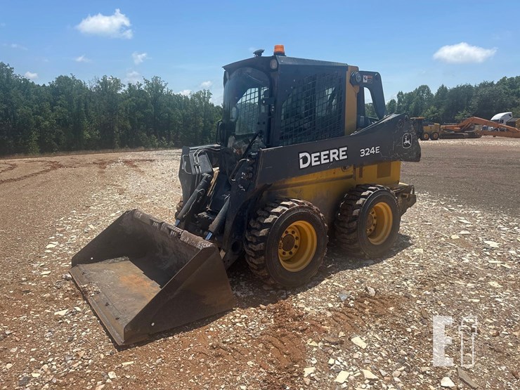2017-deere-324e-image-1