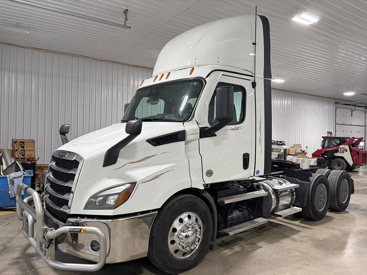 2023-freightliner-cascadia-126-image-1