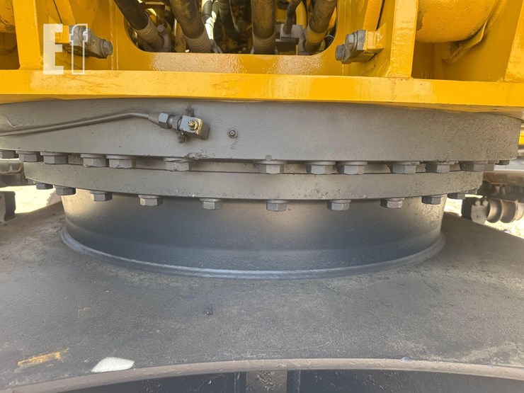 2021-komatsu-pc210-lc-11-image-15