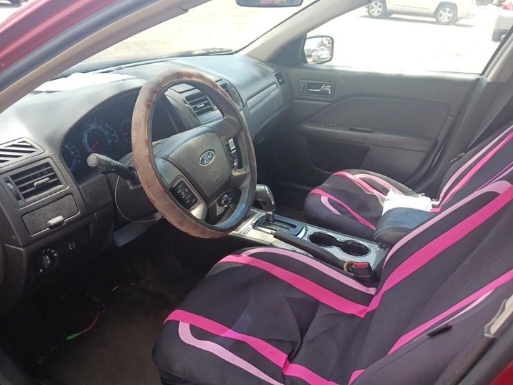 2011-ford-fusion-runs/moves-se-image-5