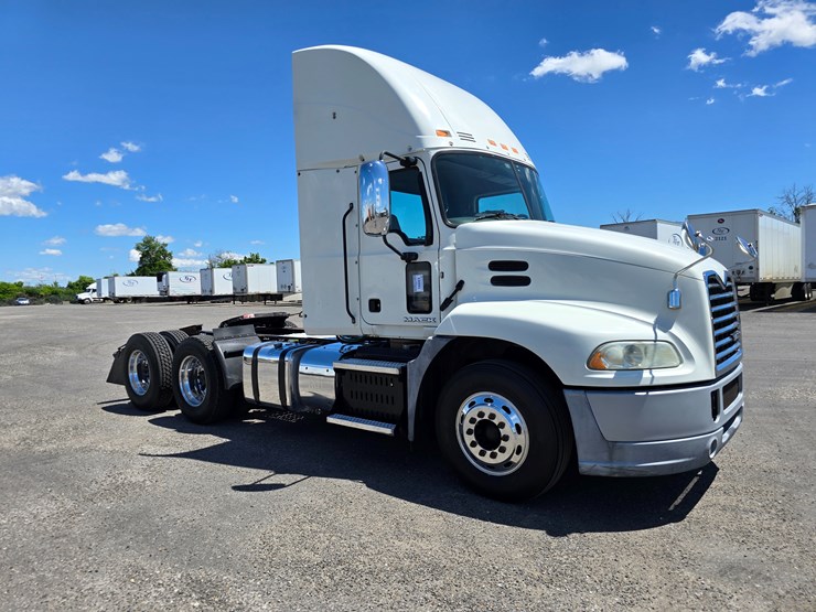 #16603-•-2016-mack-cxu613-day-cab-image-23