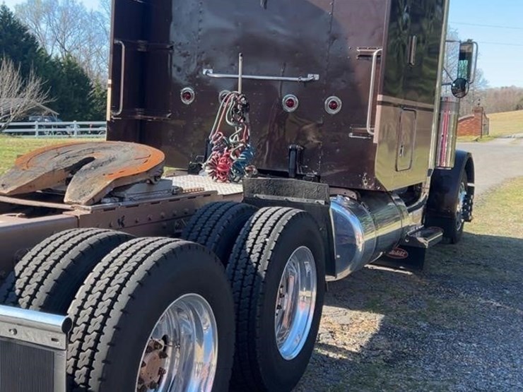 2000-peterbilt-379-image-3