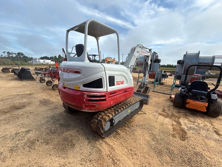 2024-takeuchi-tb240-image-4