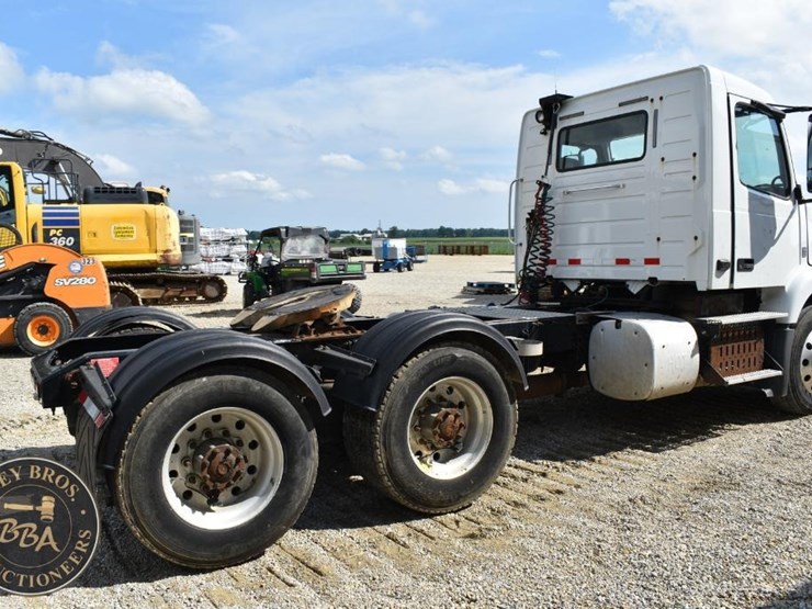 2015-volvo-vnm64t200-image-17