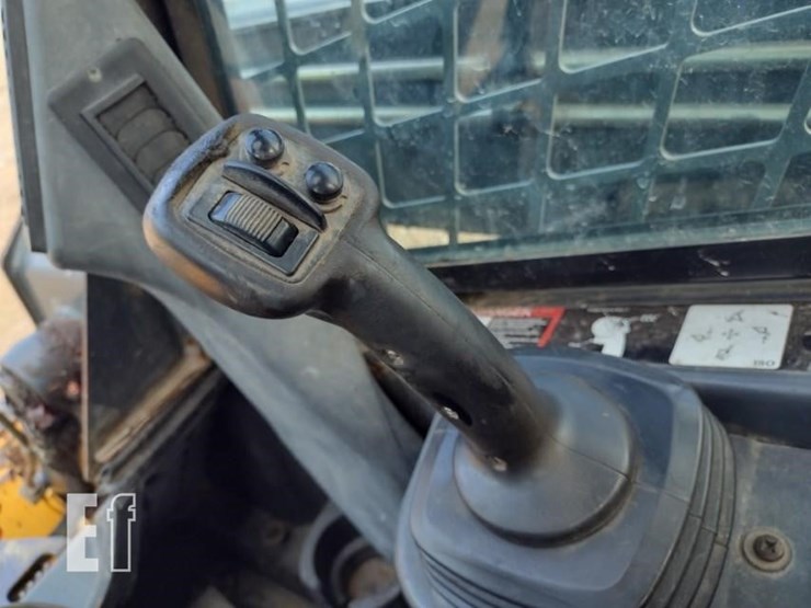 deere-323d-image-9