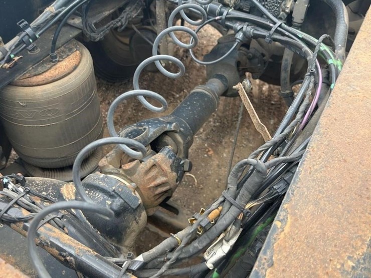 2016-volvo-vnl64t630-image-17