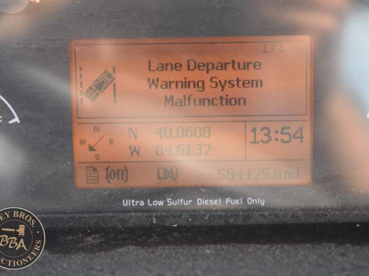 2015-volvo-vnm64t200-image-50
