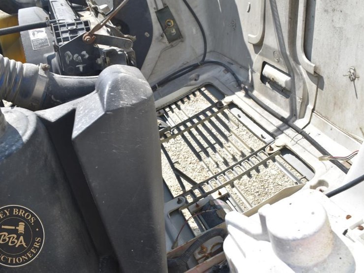 1999-freightliner-fl60-image-47