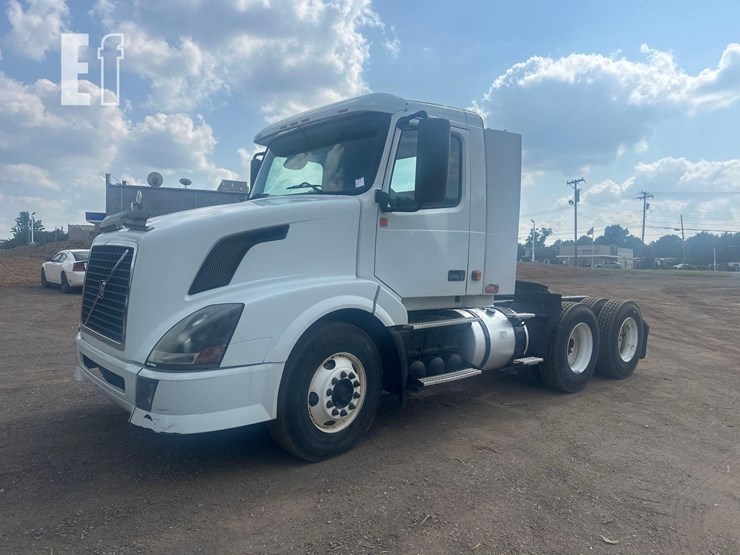 2008-volvo-vnl64t300-image-1