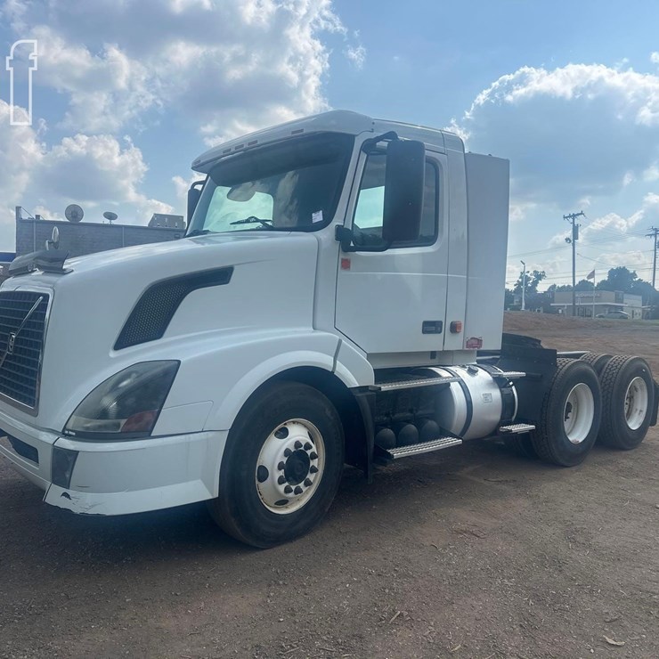 2008 VOLVO VNL64T300