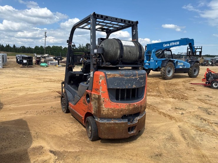 250---toyota-warehouse-forklift-image-3