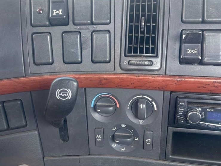2008-volvo-vnl64t300-image-14