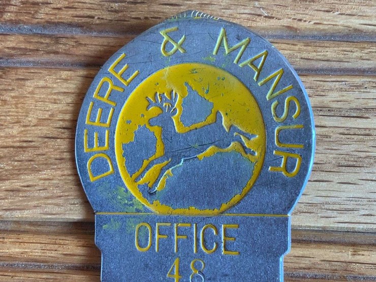 deere-&-mansur-office-employee-badge-image-1