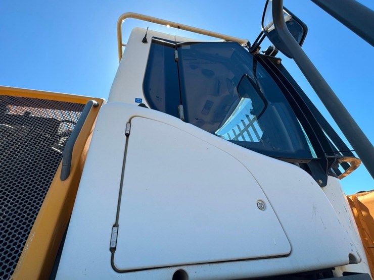 2011-liebherr-l586-image-46