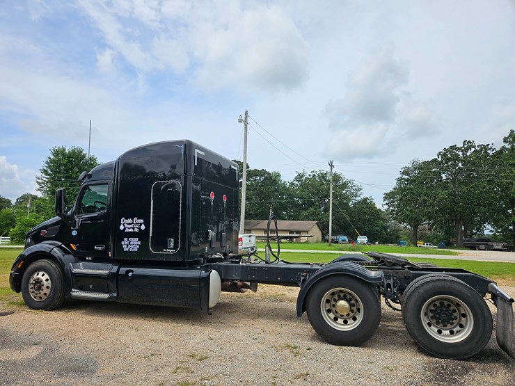 2018-peterbilt-579-image-11