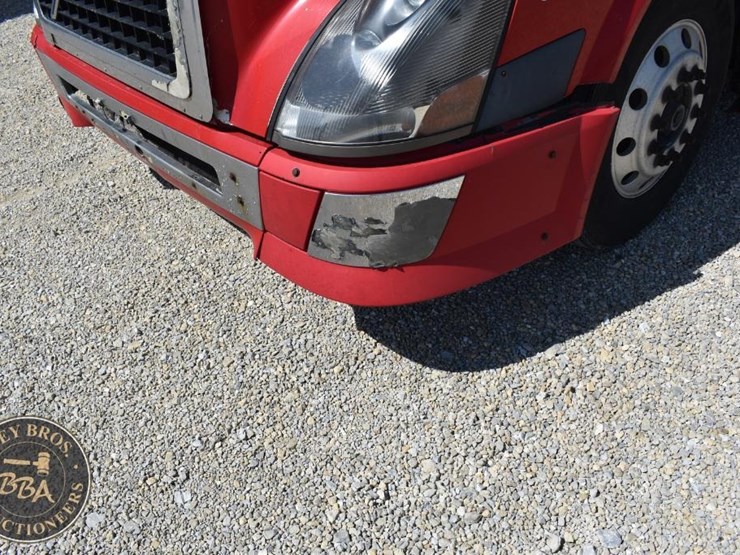 2005-volvo-vnl64t670-image-28