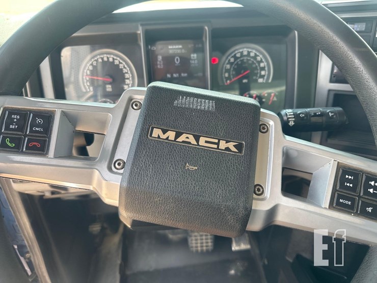 2021-mack-granite-64fr-image-32