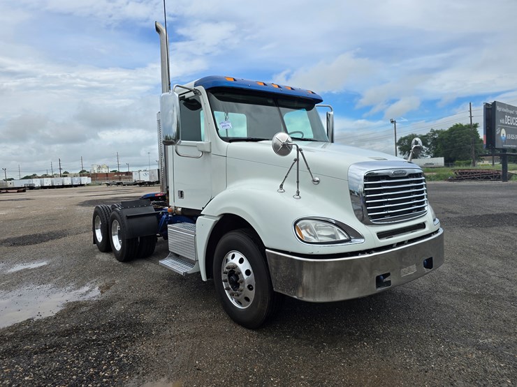 2018-freightliner-columbia-120-image-30