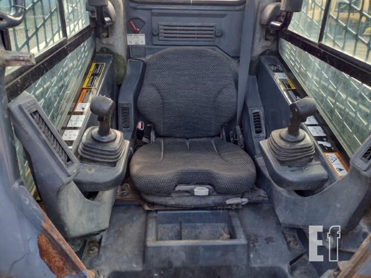deere-323d-image-11