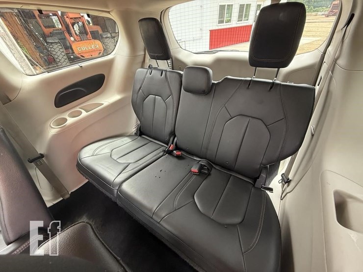 2017-chrysler-pacifica-image-15