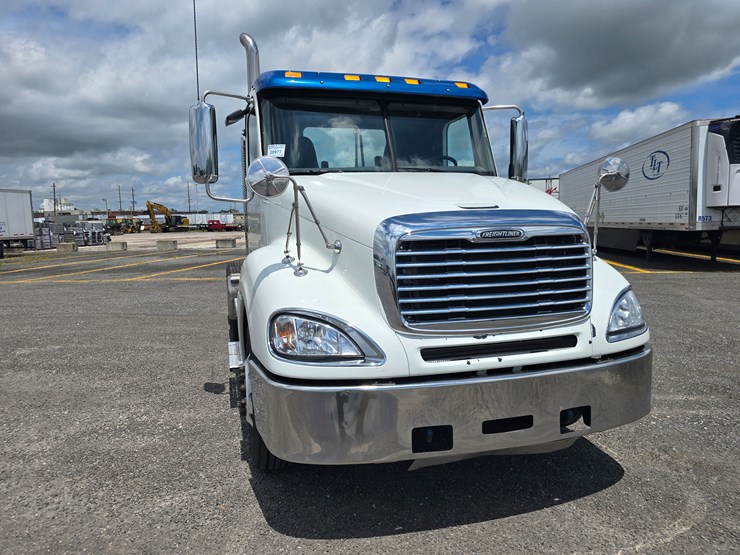 2020-freightliner-columbia-120-image-37